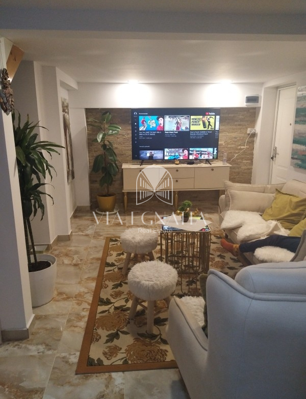 APARTAMENT DUPLEX 3+1 NË SHITJE – KOMPLEKS ME PISHINË