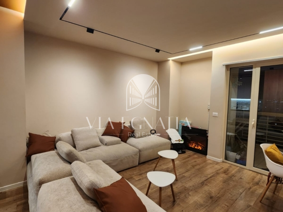 APARTAMENT 2+1 ME 2 TUALETE NË QENDËR TË DURRËSIT – ME GARAZH DHE KARIKIM PËR MAKINË ELEKTRIKE