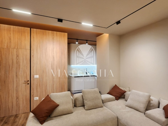 APARTAMENT 2+1 ME 2 TUALETE NË QENDËR TË DURRËSIT – ME GARAZH DHE KARIKIM PËR MAKINË ELEKTRIKE