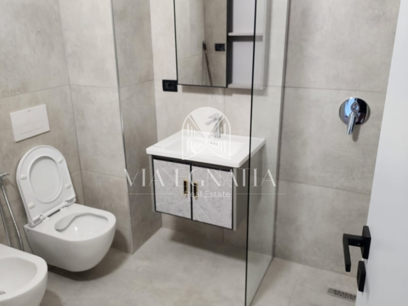 SHITET APARTAMENT 3+1 NË RRUGËN E PORTIT – DURRËS