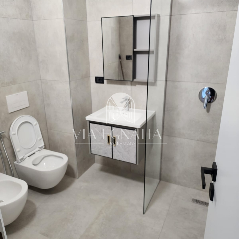 SHITET APARTAMENT 3+1 NË RRUGËN E PORTIT – DURRËS