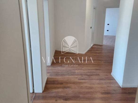SHITET APARTAMENT 3+1 NË RRUGËN E PORTIT – DURRËS