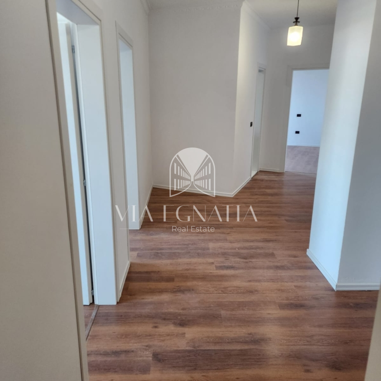 SHITET APARTAMENT 3+1 NË RRUGËN E PORTIT – DURRËS