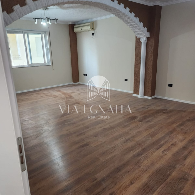 SHITET APARTAMENT 3+1 NË RRUGËN E PORTIT – DURRËS