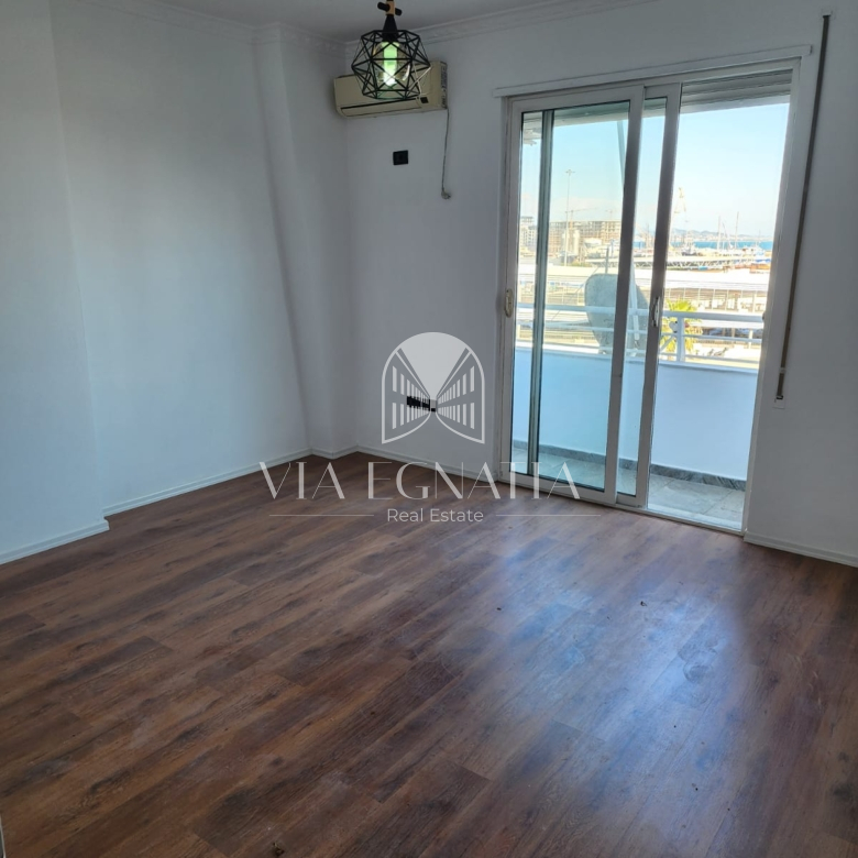 SHITET APARTAMENT 3+1 NË RRUGËN E PORTIT – DURRËS
