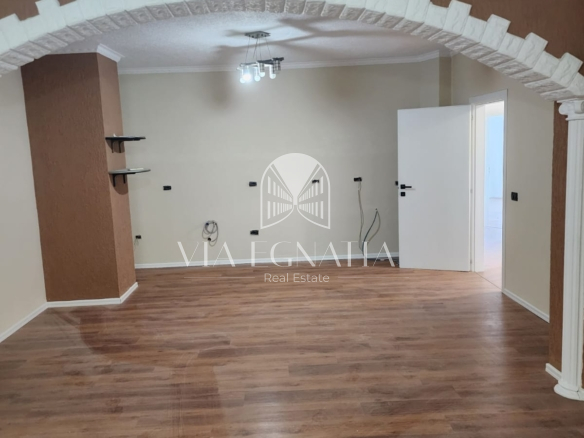 SHITET APARTAMENT 3+1 NË RRUGËN E PORTIT – DURRËS