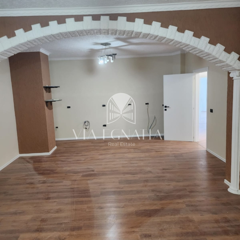 SHITET APARTAMENT 3+1 NË RRUGËN E PORTIT – DURRËS
