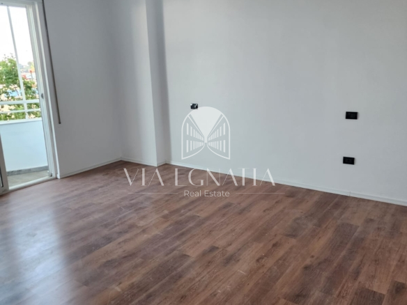 SHITET APARTAMENT 3+1 NË RRUGËN E PORTIT – DURRËS