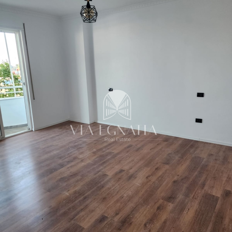 SHITET APARTAMENT 3+1 NË RRUGËN E PORTIT – DURRËS