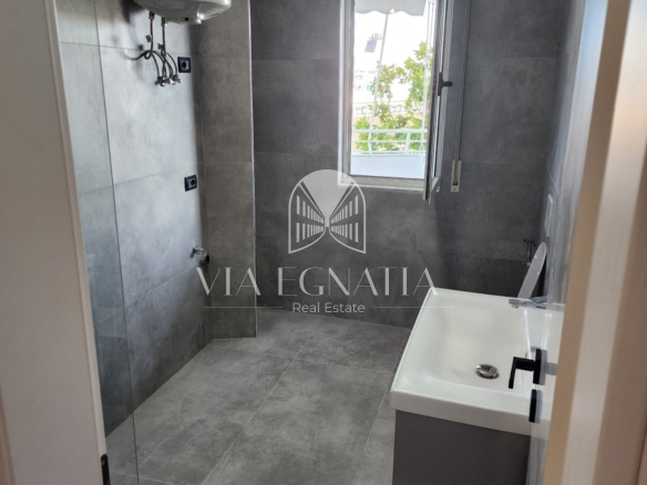 SHITET APARTAMENT 3+1 NË RRUGËN E PORTIT – DURRËS