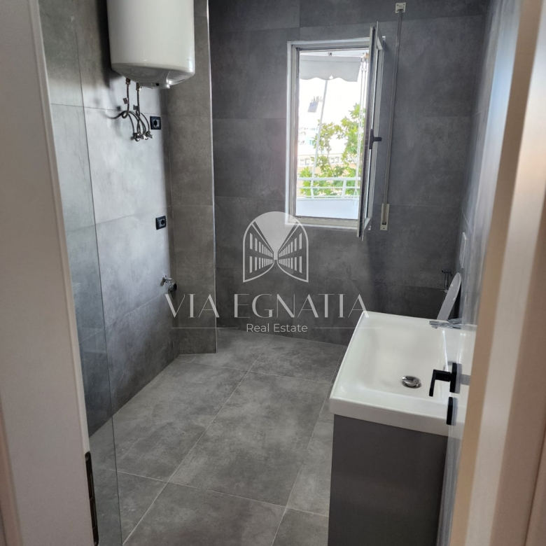 SHITET APARTAMENT 3+1 NË RRUGËN E PORTIT – DURRËS