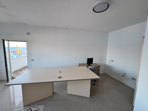 JEPET ME QIRA ZYRË 130 M² – RRUGA E PORTIT, DURRËS
