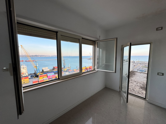 JEPET ME QIRA ZYRË 130 M² – RRUGA E PORTIT, DURRËS