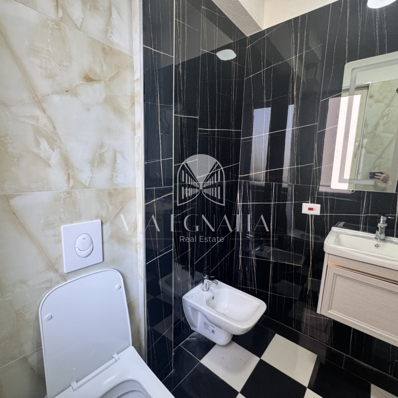JEPET ME QIRA AMBIENT BIZNESI 146 M² ,RRUGA HYSEN MYSHKETA, DURRËS
