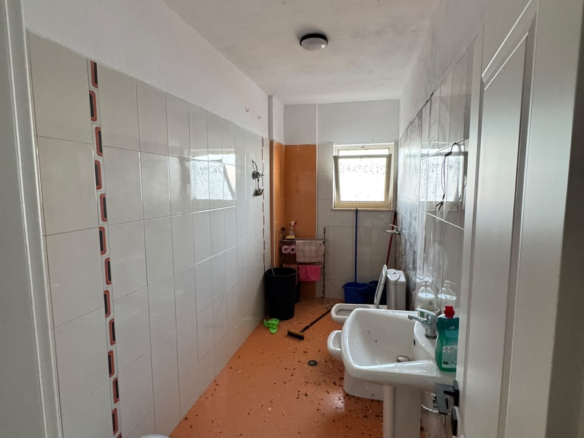 JEPET ME QIRA ZYRË 130 M² – RRUGA E PORTIT, DURRËS