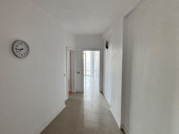 JEPET ME QIRA ZYRË 130 M² – RRUGA E PORTIT, DURRËS