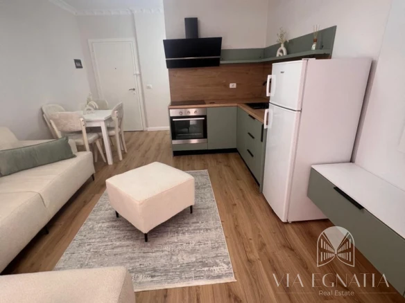 Sallon me kuzhinë — apartament 1+1 në Golem, VE0524