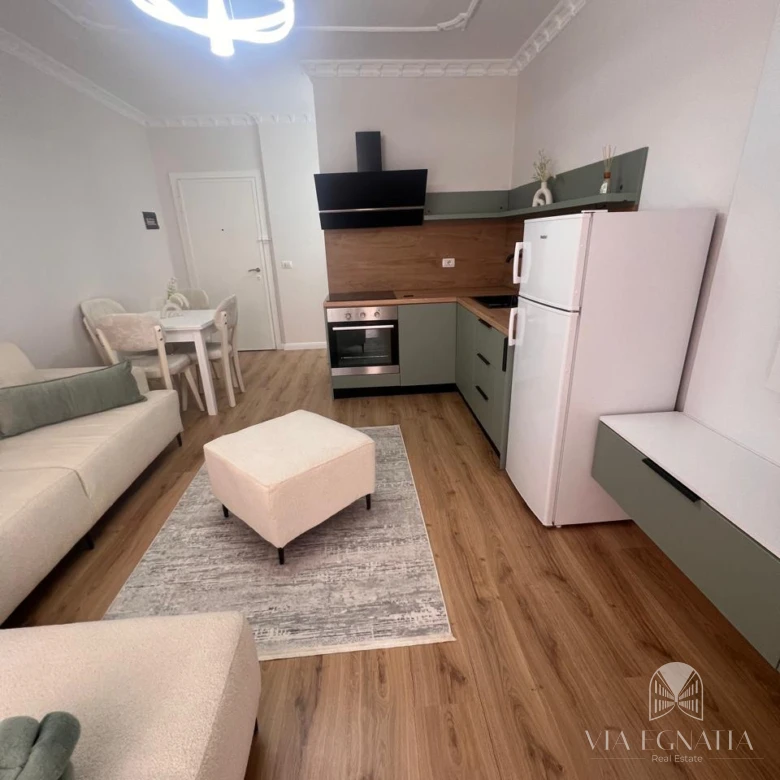 Sallon me kuzhinë — apartament 1+1 në Golem, VE0524